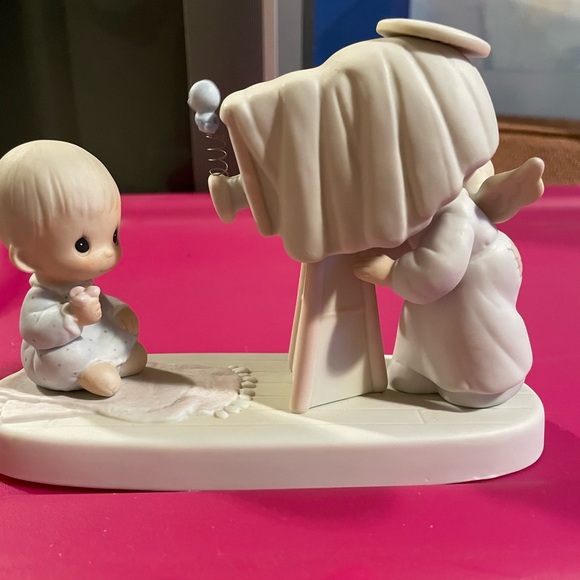 Precious Moments figurine Baby’s First Picture - Picture 1 of 3